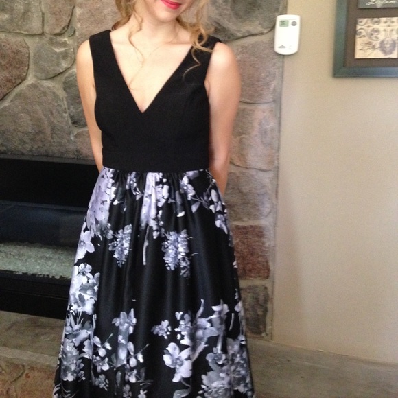 Gorgeous Prom Dress Size 4 - Picture 1 of 7